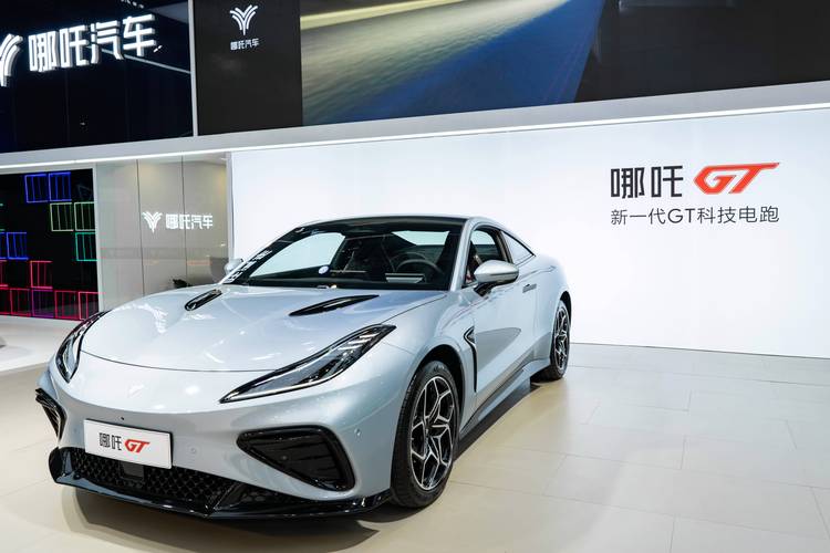 重庆155哪吒汽车在智能汽车领域的表现，领途汽车在新能源汽车市场中的影响力